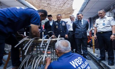 WBP membuat kerajinan rotan disaksikan oleh petugas dan tamu undangan