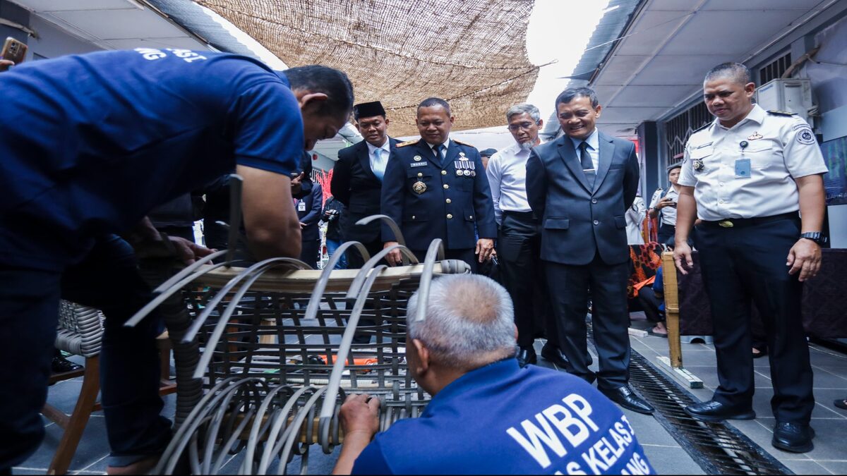 WBP membuat kerajinan rotan disaksikan oleh petugas dan tamu undangan
