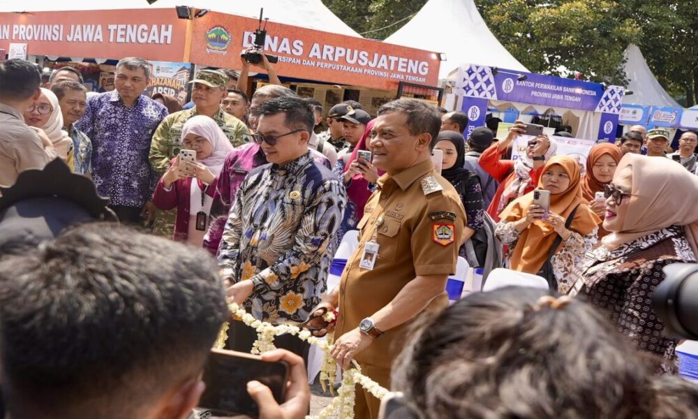 Gubernur Jawa Tengah bersama pejabat lain sedang melakukan prosesi potong pita untuk membuka suatu acara pameran di luar ruangan