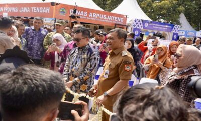 Gubernur Jawa Tengah bersama pejabat lain sedang melakukan prosesi potong pita untuk membuka suatu acara pameran di luar ruangan