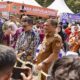 Menarik! Pameran Hari Jadi ke-81 Jateng Hadirkan Kuliner Khas Legendaris 59 Gubernur Jawa Tengah bersama pejabat lain sedang melakukan prosesi potong pita untuk membuka suatu acara pameran di luar ruangan