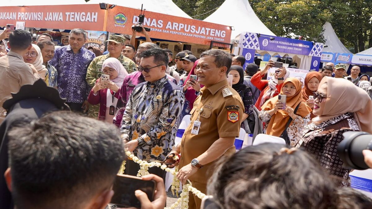 Gubernur Jawa Tengah bersama pejabat lain sedang melakukan prosesi potong pita untuk membuka suatu acara pameran di luar ruangan