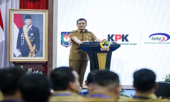 Nana Sudjana berdiri di podium menyampaikan sambutan di hadapan hadirin