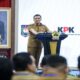 Nana Sudjana berdiri di podium menyampaikan sambutan di hadapan hadirin