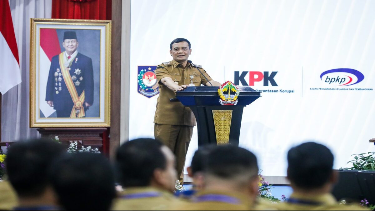 Wujudkan Pemerintahan yang Bersih! Langkah Tegas Ahmad Luthfi 51 Nana Sudjana berdiri di podium menyampaikan sambutan di hadapan hadirin