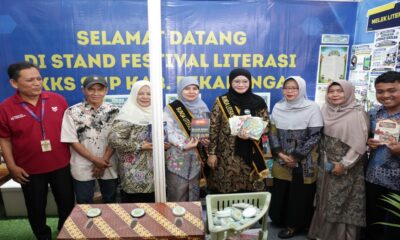 Sekelompok orang berpose bersama di depan spanduk Festival Literasi MKKS SMP Kab. Pekalongan, beberapa di antaranya memegang buku