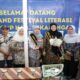 Sekelompok orang berpose bersama di depan spanduk Festival Literasi MKKS SMP Kab. Pekalongan, beberapa di antaranya memegang buku
