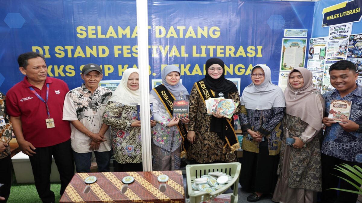 Inspiratif! Peran Literasi untuk Kembangkan Pemikiran Kritis Anak di Era Digital 51 Sekelompok orang berpose bersama di depan spanduk Festival Literasi MKKS SMP Kab. Pekalongan, beberapa di antaranya memegang buku