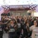 Chocorun 2026 Di kota Bogor Runner city, Para peserta lari Chocorun 2026 yang mengenakan pakaian olahraga cokelat tampak antusias melewati garis start di bawah konfeti yang berjatuhan