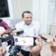 Terungkap! Potensi Dahsyat PLTP Gunung Ungaran untuk Masa Depan Energi Bersih Jawa Tengah 71 Seorang pria berseragam putih dikelilingi wartawan yang mengarahkan ponsel dan kamera untuk mewawancarainya