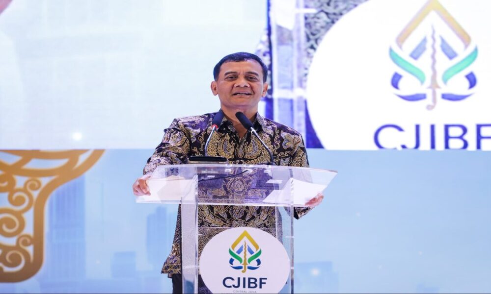 Gubernur Jawa Tengah Nana Sudjana berpidato di balik podium dengan logo CJIBF di acara Central Java Investment Business Forum