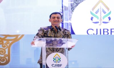 Gubernur Jawa Tengah Nana Sudjana berpidato di balik podium dengan logo CJIBF di acara Central Java Investment Business Forum
