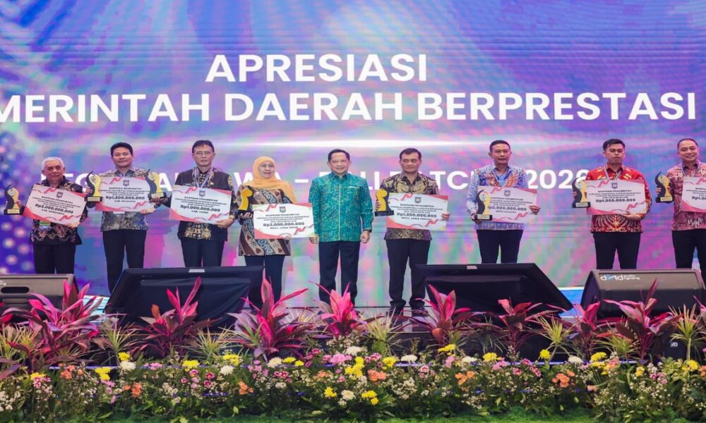 Penyerahan penghargaan Apresiasi Pemerintah Daerah Berprestasi kepada para kepala daerah di atas panggung