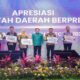 Hebat! Strategi Pengelolaan Sampah di Jawa Tengah Raih Penghargaan Nasional 2026 53 Penyerahan penghargaan Apresiasi Pemerintah Daerah Berprestasi kepada para kepala daerah di atas panggung