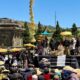 Spektakuler! Dieng Culture Festival 2026 Hadirkan Jazz Atas Awan dan Cukur Gimbal 56 Warga berpakaian adat berkumpul di dekat candi untuk mengikuti upacara tradisional di bawah langit cerah