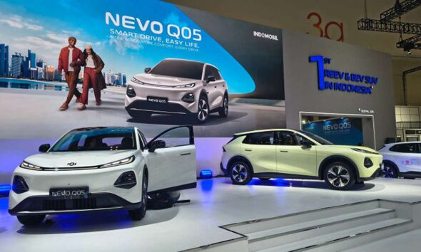 Nevo Q05 Magnet baru Changan, Mobil SUV NEV OQ5 dipamerkan di atas panggung pameran otomotif dengan latar belakang layar besar menampilkan informasi kendaraan