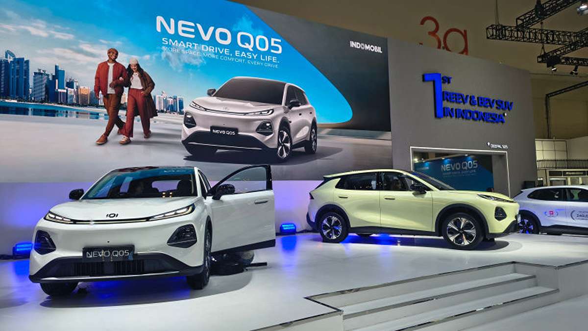Nevo Q05 Resmi Pikat Pengunjung GIIAS 2026 Cetak 1 Magnet Baru Changan 51 Nevo Q05 Magnet baru Changan, Mobil SUV NEV OQ5 dipamerkan di atas panggung pameran otomotif dengan latar belakang layar besar menampilkan informasi kendaraan