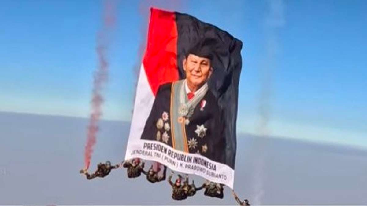 Spektakuler! Istana Ungkap Alasan Bendera Raksasa Prabowo Berkibar di Udara Saat Peringatan HUT RI 51 muka wowo