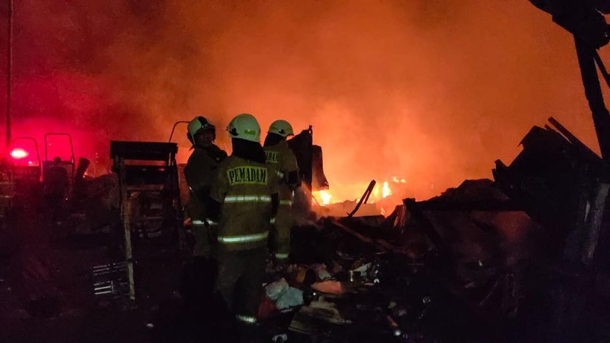 Peristiwa Mencekam,Kebakaran di Duren Sawit Jaktim Hanguskan Kontrakan dan Lapak 51 IMG 9556