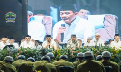 Menteri ATR BPN Agus Harimurti Yudhoyono bersama para ulama dan jemaah berpeci duduk di panggung dalam sebuah acara keagamaan