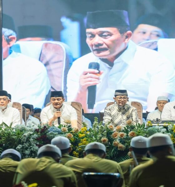 Menteri ATR BPN Agus Harimurti Yudhoyono bersama para ulama dan jemaah berpeci duduk di panggung dalam sebuah acara keagamaan