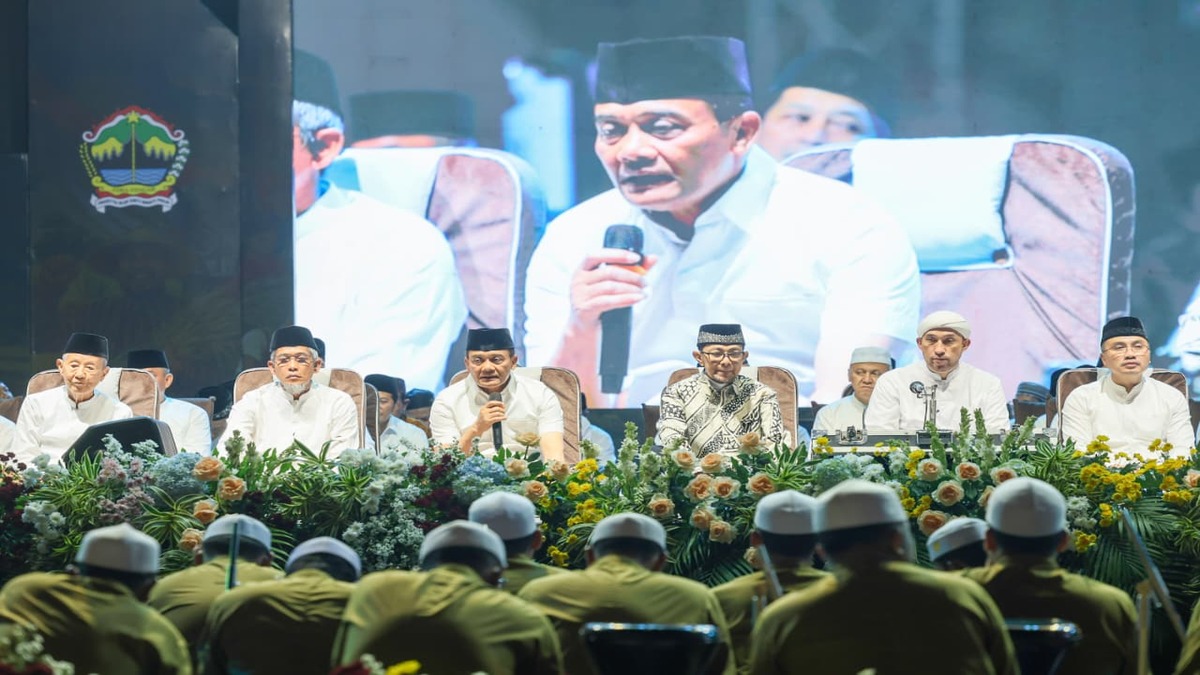 Mengharukan! Ribuan Jemaah Jateng Bersholawat Doakan Korban Bencana 51 Menteri ATR BPN Agus Harimurti Yudhoyono bersama para ulama dan jemaah berpeci duduk di panggung dalam sebuah acara keagamaan