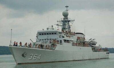 Kapal Latih TNI AL Tua Ki Hajar Dewantara Segera Dijual, KRI Sultan Thaha Saifuddin (364), kapal perang TNI Angkatan Laut jenis korvet kelas Parchim, berlayar di laut dengan awak kapal di geladak