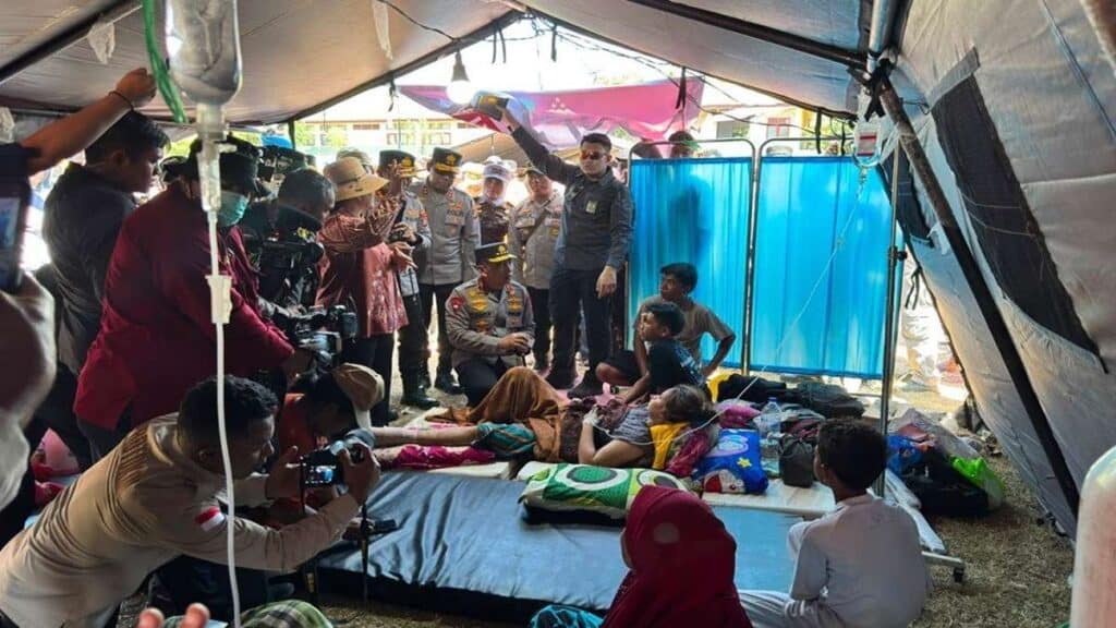 Petugas kepolisian dan rombongan menjenguk warga yang dirawat di tenda darurat pascabencana
