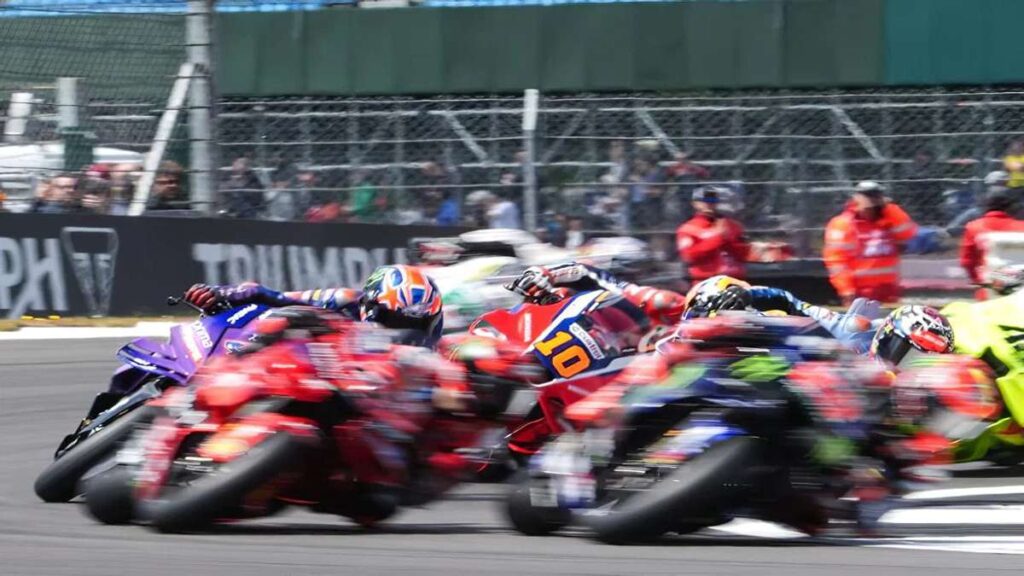 Kalender MotoGP 2026 Resmi Geser Sirkuit Eropa Siap Invasi Kota Besar 53 Kalender Motogp, Pembalap MotoGP melaju kencang dan berbelok miring di sirkuit dengan latar penonton di belakang