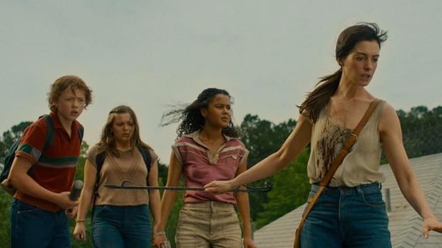 Mengejutkan! Review Film The End of Oak Street Anne Hathaway Lawan Dinosaurus 53 OAK2