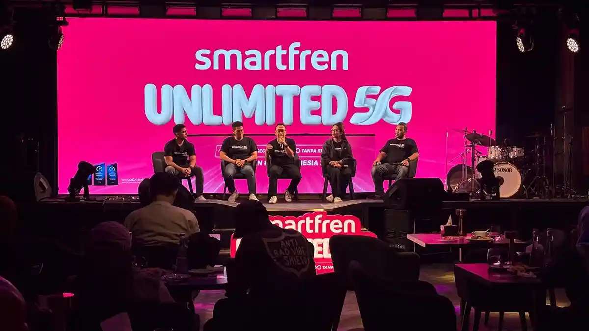 Jaringan 5G XLSMART Resmi Perluas Layanan Unlimited Terbaik di Bali 51 beberapa orang narasumber duduk di atas panggung dengan latar layar merah yang menampilkan tulisan jaringan internet Smartfren Unlimited 5G