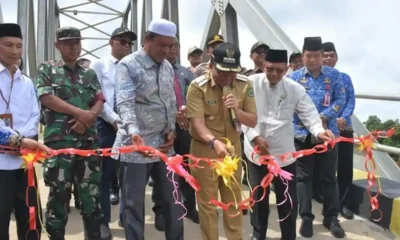 Pj Bupati Kapuas Erlin Hardi saat meresmikan Jembatan Pasar Senin 1