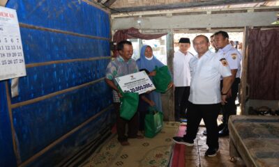 Penyerahan bantuan rehab rumah tidak layak huni dan paket sembako kepada warga di dalam rumah sederhana