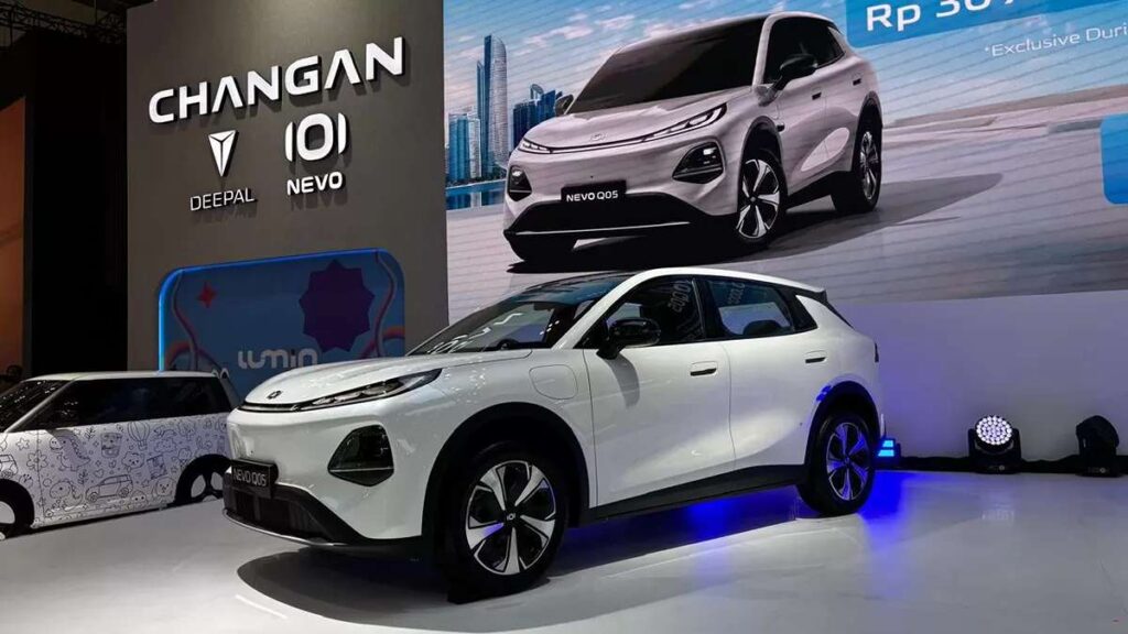 Nevo Q05 Resmi Pikat Pengunjung GIIAS 2026 Cetak 1 Magnet Baru Changan 53 Nevo Q05 Magnet baru Changan, Mobil listrik Changan Nevo Q05 berwarna putih dipajang di pameran dengan latar belakang layar bertuliskan merek Changan, Deepal, dan Nevo