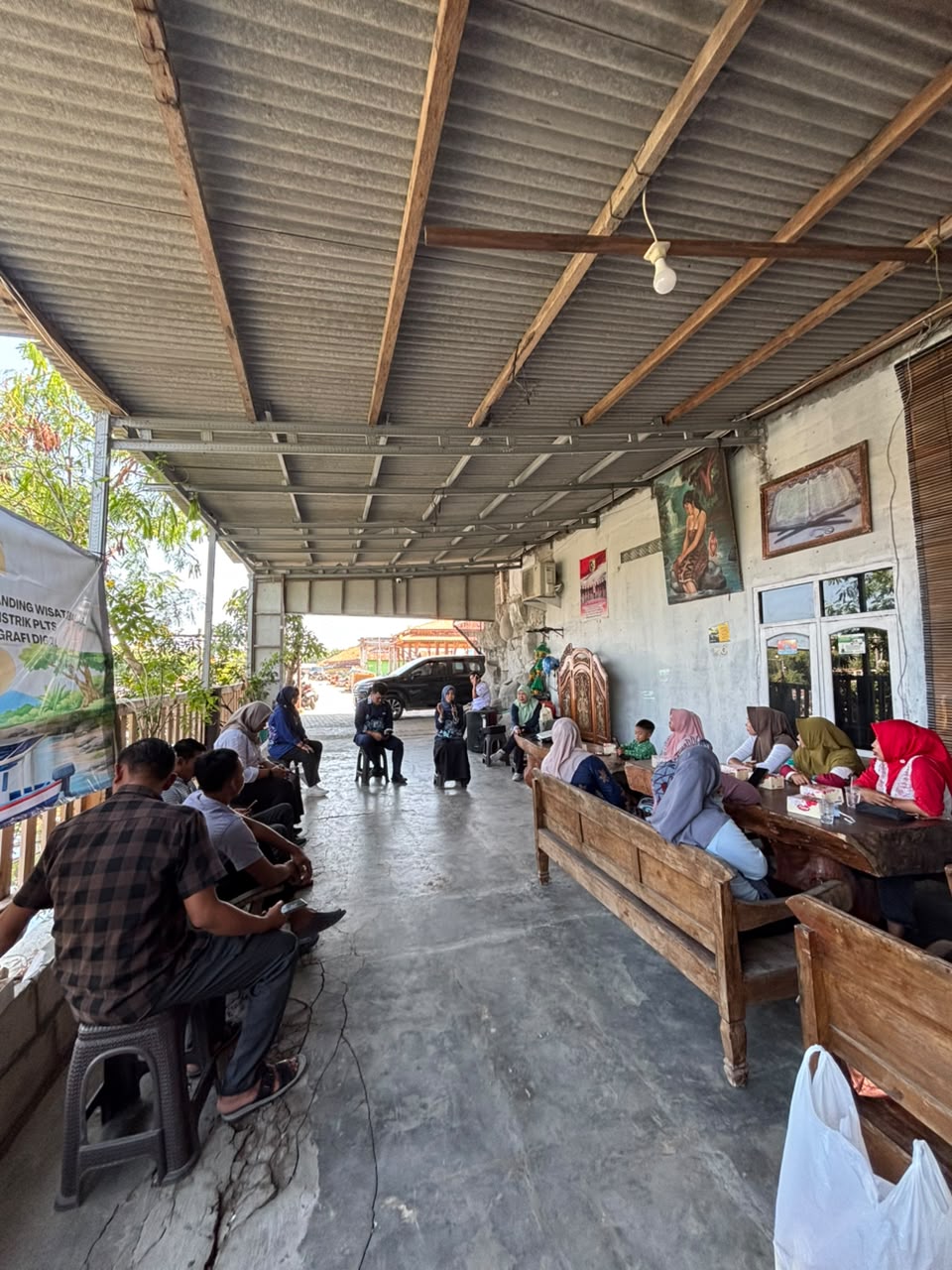 Tingkatkan Daya Saing Desa Surodadi, Tim PkM USM Kombinasikan Teknologi PLTS dan Fotografi Digital 51 WhatsApp Image 2026 08 13 at 13.08.49
