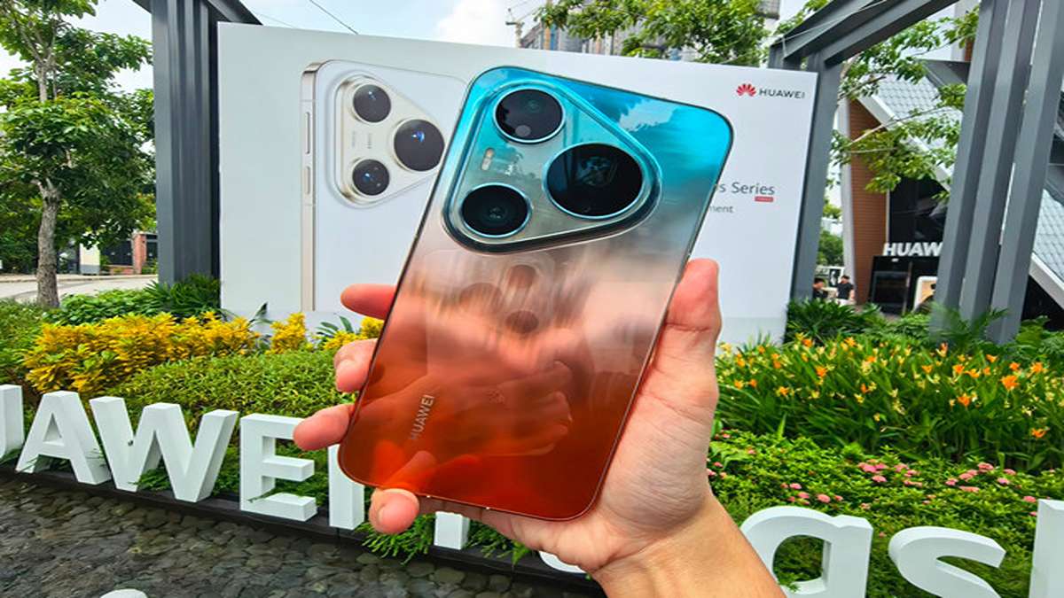 Segera Hadir, Huawei Pura90s Series 5G Bawa Kamera Telefoto 200MP dan Fitur AI Canggih 51 Seseorang memegang smartphone Huawei berwarna gradasi jingga dan biru dengan modul kamera segitiga menonjol di bagian belakang