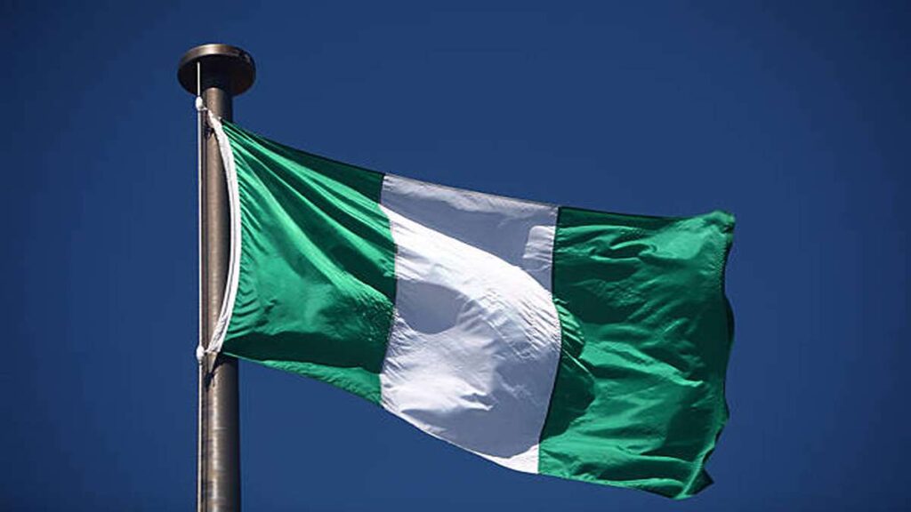 Bendera nasional Nigeria berkibar dengan latar belakang langit biru