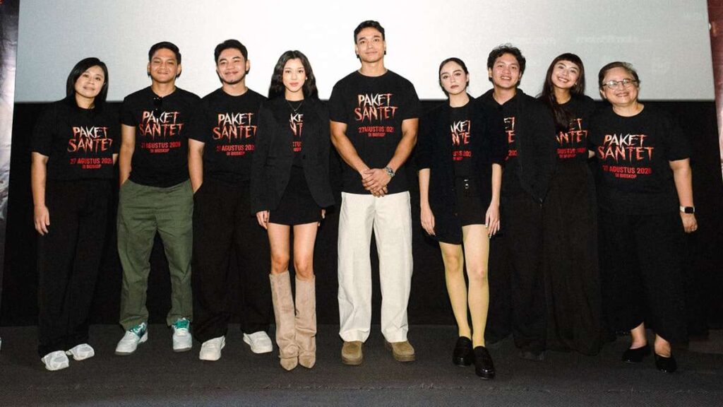 Para pemeran dan kru film Paket Santet berpose bersama di depan layar bioskop saat konferensi pers