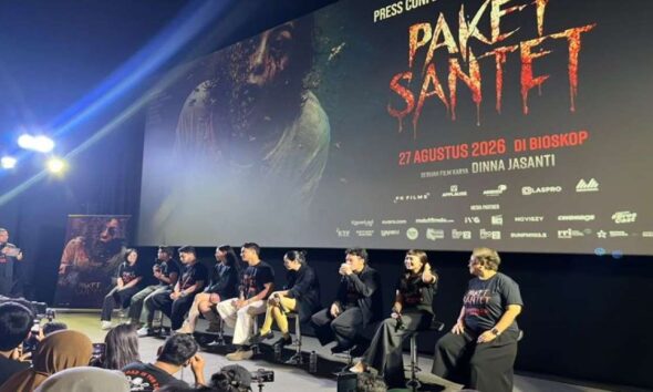 Konferensi pers film Paket Santet yang menampilkan para pemain duduk di panggung di depan layar besar