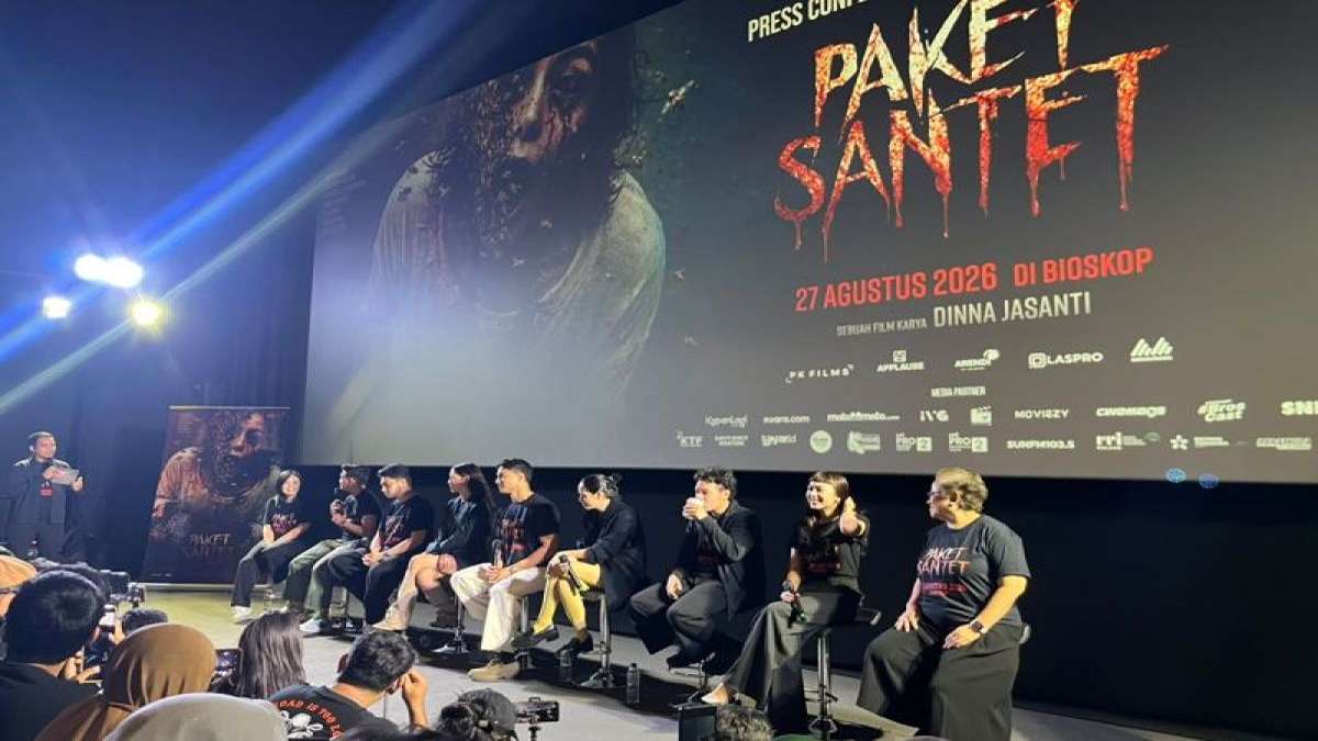 Konferensi pers film Paket Santet yang menampilkan para pemain duduk di panggung di depan layar besar
