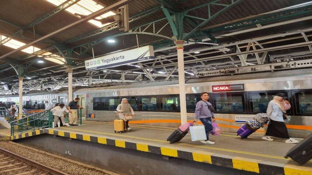 Imbas Gempa Jogja, 20 Perjalanan Kereta Api Sempat Terhenti Sebelum KAI Pastikan Jalur Aman 52 Suasana peron Stasiun Yogyakarta dengan kereta api dan para penumpang yang membawa barang bawaan