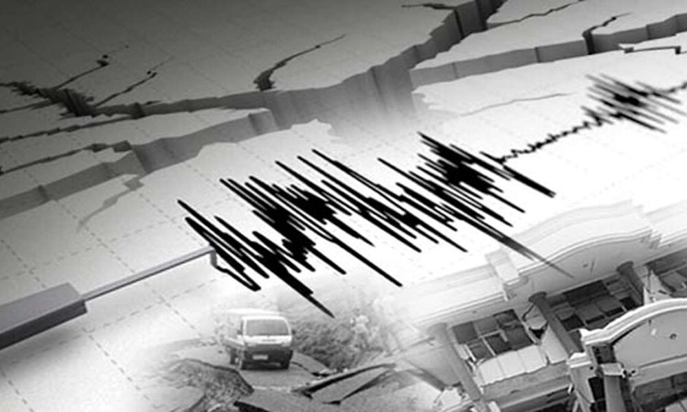 Ilustrasi seismograf mencatat gempa bumi dengan latar belakang retakan tanah dan bangunan rusak