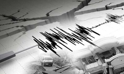 Ilustrasi seismograf mencatat gempa bumi dengan latar belakang retakan tanah dan bangunan rusak