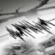 Ilustrasi seismograf mencatat gempa bumi dengan latar belakang retakan tanah dan bangunan rusak