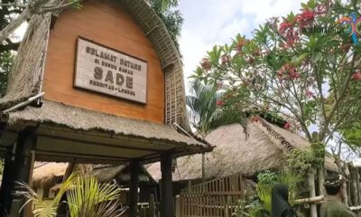 Gerbang masuk Desa Adat Sade Lombok dengan papan bertuliskan Selamat Datang di Dusun Sasak Sade Rembitan Lombok