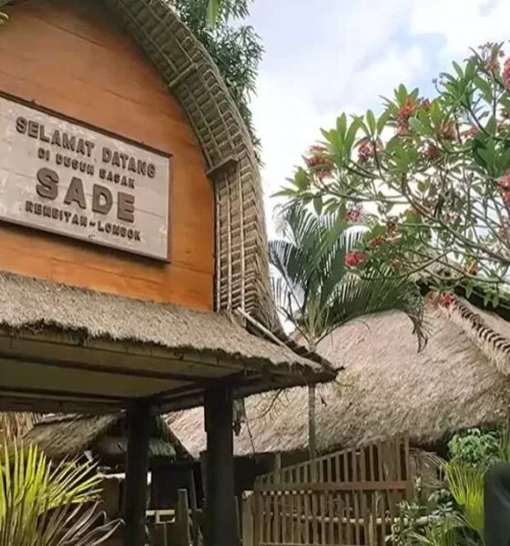 Gerbang masuk Desa Adat Sade Lombok dengan papan bertuliskan Selamat Datang di Dusun Sasak Sade Rembitan Lombok
