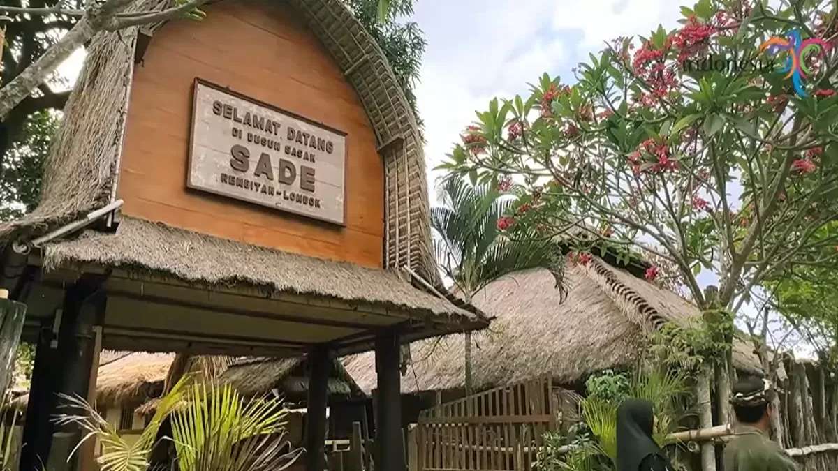 Gerbang masuk Desa Adat Sade Lombok dengan papan bertuliskan Selamat Datang di Dusun Sasak Sade Rembitan Lombok