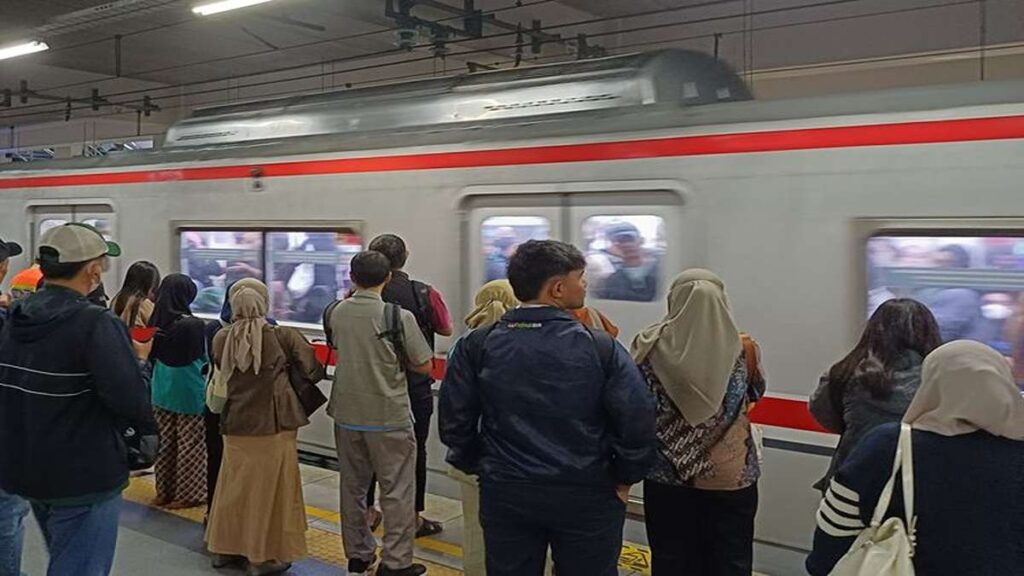 Mobil Tertemper KRL di Karet Jakpus, KAI Pastikan Tidak Ada Korban Jiwa 53 Para penumpang sedang mengantri dan menunggu di peron stasiun saat kereta KRL Commuter Line tiba