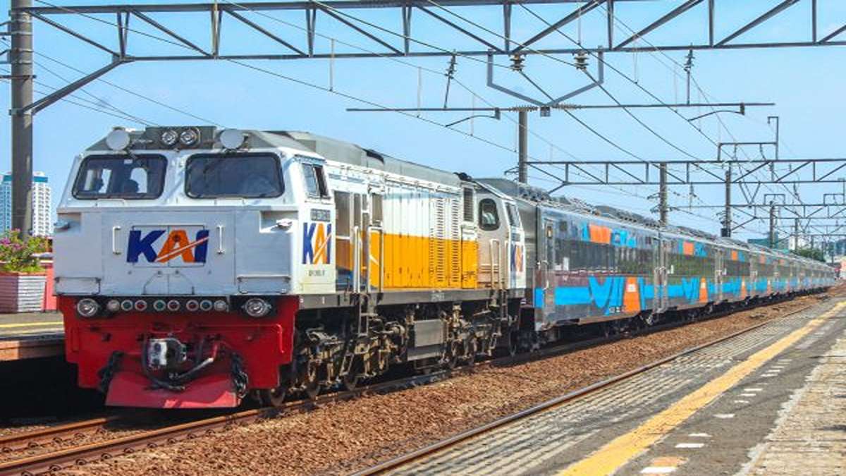Mobil Tertemper KRL di Karet Jakpus, KAI Pastikan Tidak Ada Korban Jiwa 51 Kereta api jarak jauh KAI melintas di stasiun dengan lokomotif putih-kuning berlogo KAI dan rangkaian gerbong stainless steel