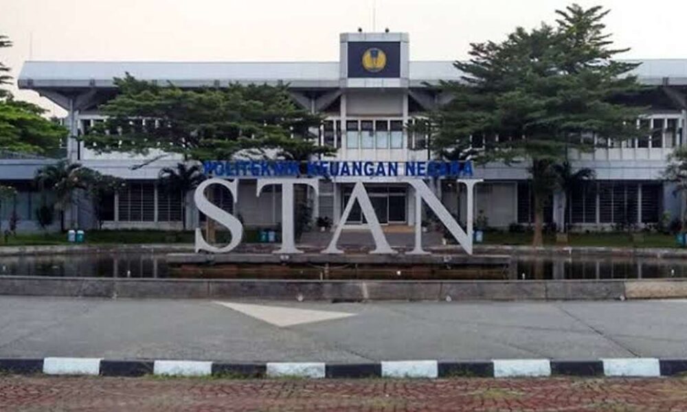 Gedung utama Politeknik Keuangan Negara STAN dengan tulisan besar STAN di depan halaman